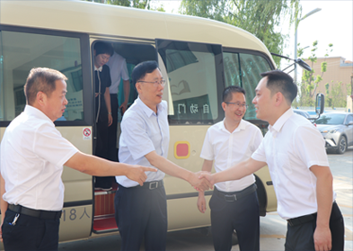 省政協(xié)副主席魏增軍一行青創(chuàng)協(xié)會(huì)委員工作室調(diào)研指導(dǎo)工作。安康市政協(xié)主席周建功、安康市委常委、副市長(zhǎng)陳暉陪同調(diào)研