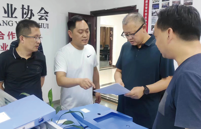 安康市政協(xié)秘書長丁關(guān)軍，副秘 書長、辦公室主任蔣軍調(diào)研指導(dǎo)青 創(chuàng)協(xié)會委員工作室，市政協(xié)委員、 公司總經(jīng)理李德奎做匯報介紹